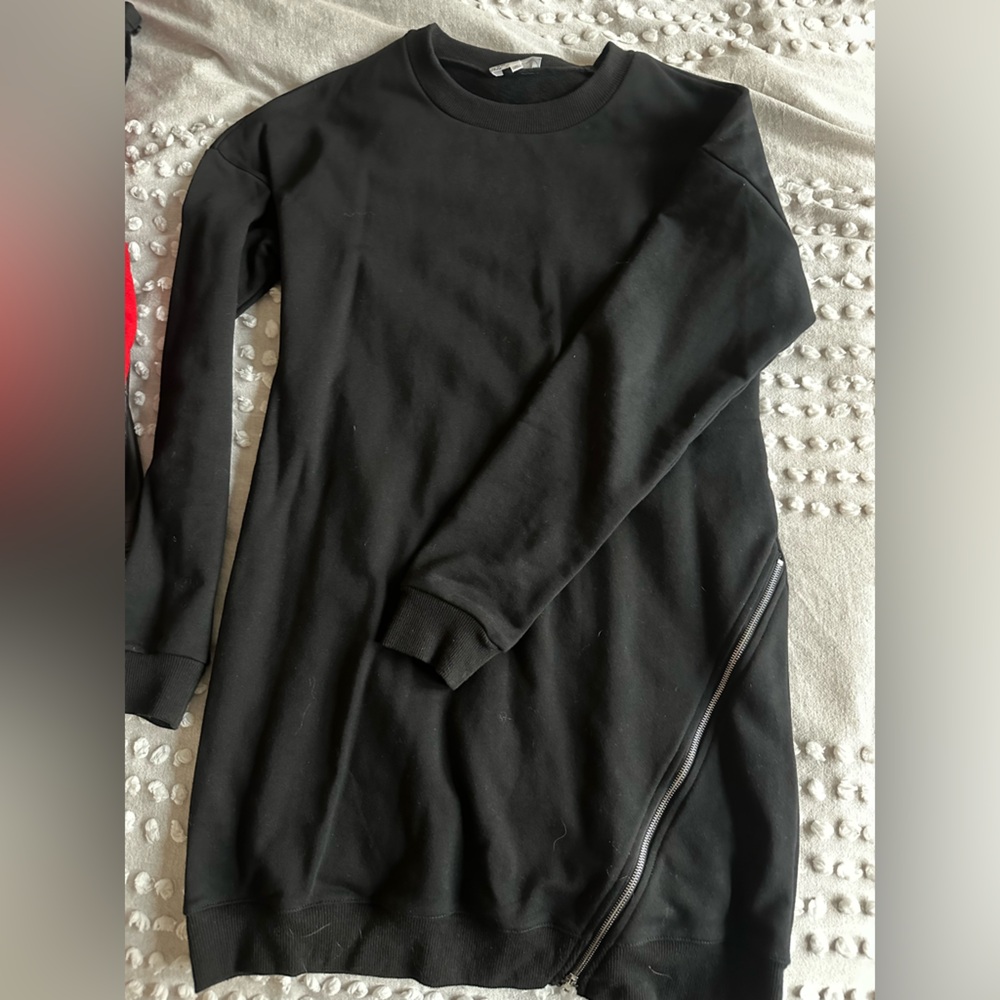 SWEATSHIRT DRESS WITH ZIPPER DETAIL! So cute and stylishsh!
